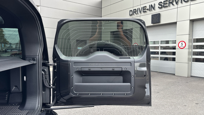 Land Rover Defender 3.0 D250 X-Dynamic HSE 110 5dr Auto Diesel Estate - Image 26